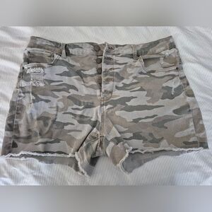 Time and Tru Size 18 Camo Button-Front Distressed Denim Shorts - Green/Gray